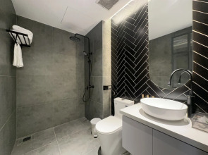 Kin Wander Tan Phong, The Moonage