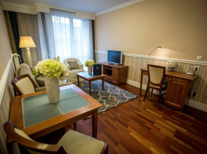 Queen's Court Hotel & Residence