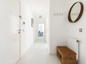 Luminous 2 Bed Balcony Flat in Islington