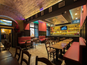 Alessandro Palace & Bar - Hostel