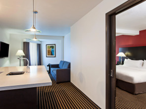 Holiday Inn Express & Suites Hollywood Walk Of Fame