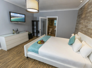 Chesterfield Hotel & Suites