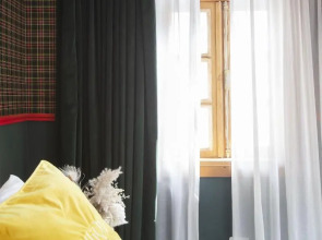 The Elliot - Adults only