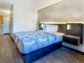 Motel 6 Milwaukee, WI - Glendale