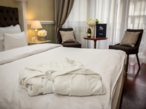 Queen's Court Hotel & Residence