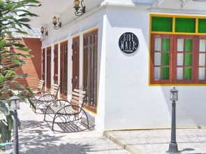 Side Walk Boutique Hotel