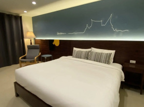 The Royal Bee Apart Hotel