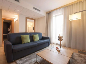 Отель Occidental Praha Five