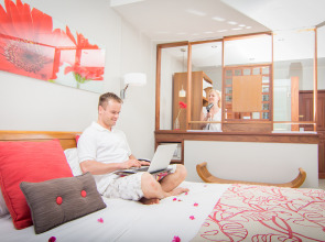 Le Peninsula Bay Beach Resort