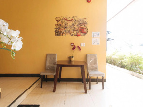 RedDoorz @ Arzo Hotel Grand Lodge