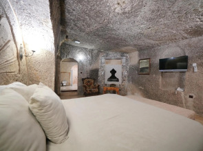 Holiday Cave Hotel