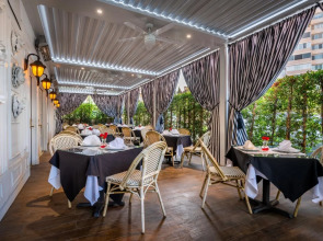 Beverly Hills Plaza Hotel & Spa