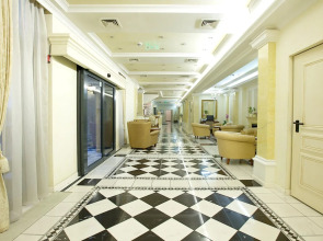 Queen's Court Hotel & Residence