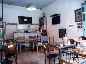 Cheers Midtown Hostel