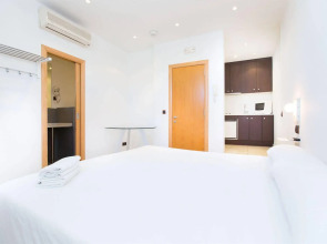 AinB Las Ramblas Colón Apartments