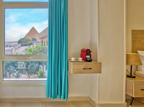 The Gate Hotel Front Pyramids & Sphinx View