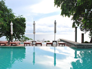 Baan Bayan Beachfront Hotel