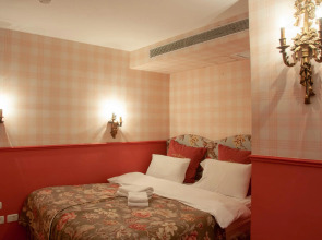 The Elliot - Adults only