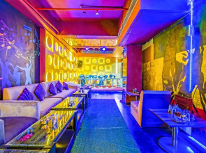 Fabhotel White Klove