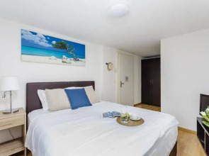 Swiss Star Guesthouse District 4