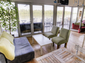 ArkaBarka Floating Hostel and Apartments