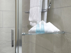 International au Lac Historic Lakeside Hotel