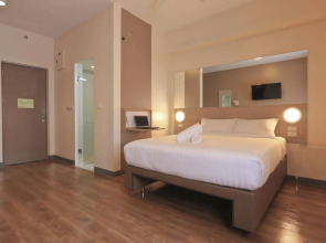 Red Planet Makati Amorsolo