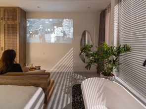 Kin Wander Tan Phong, The Moonage