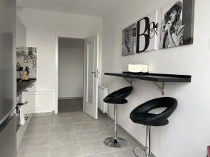 4 Room Penthouse Terrace W18-W19