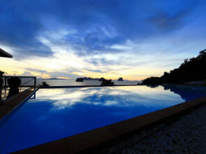 Koh Ngai Cliff Beach Resort