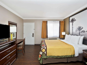 Super 8 by Wyndham Los Angeles-Culver City Area