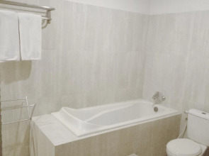 Super OYO Townhouse Oak Maxi Hotel Legian