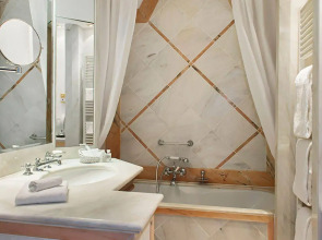 Victor's Residenz - Hotel Schloss Berg