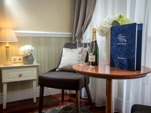 Queen's Court Hotel & Residence