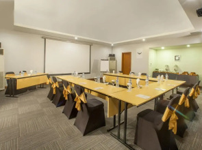 Отель Sevn Legian