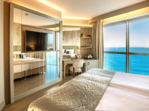 Charisma De Luxe Hotel