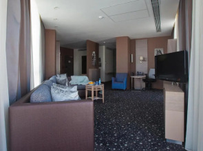 Отель Chirag Plaza Hotel & Business Center