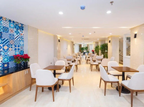 SAZI Resin Hotel - Free Nails/HairWash