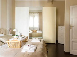 A World Aparts - Frattina Royal