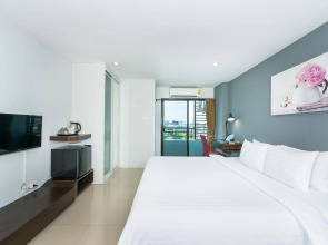 De Botan Srinakarin Hotel & Residence