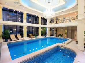 Queen's Court Hotel & Residence