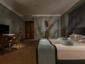 Rosslyn Thracia Hotel