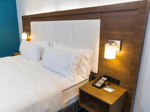 Holiday Inn Express & Suites Hollywood Walk Of Fame