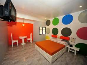 Hollywood Drive-In Hotel