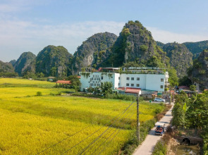Liberty Hall Tam Coc Hotel & Villa