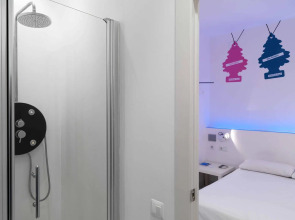 Chic & Basic Tallers Hostal