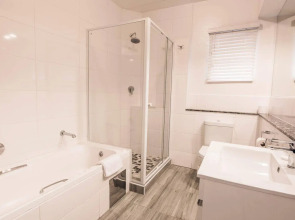 Airport Inn and Suites