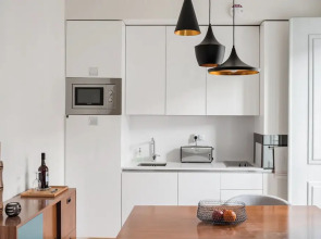 Lis001 · Mid-century Inspired Apartment With River Views