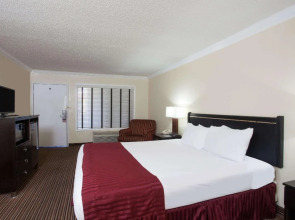 Capri Suites Anaheim