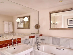 The College Green Hotel Dublin, Autograph Collection